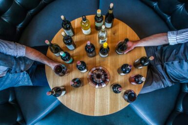 Bouteilles de vin sur une table