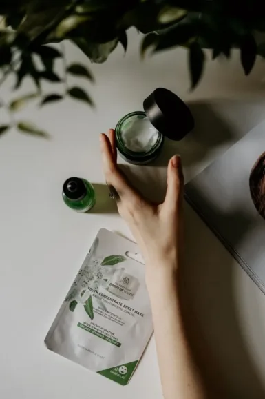 main qui prend un pot de crème