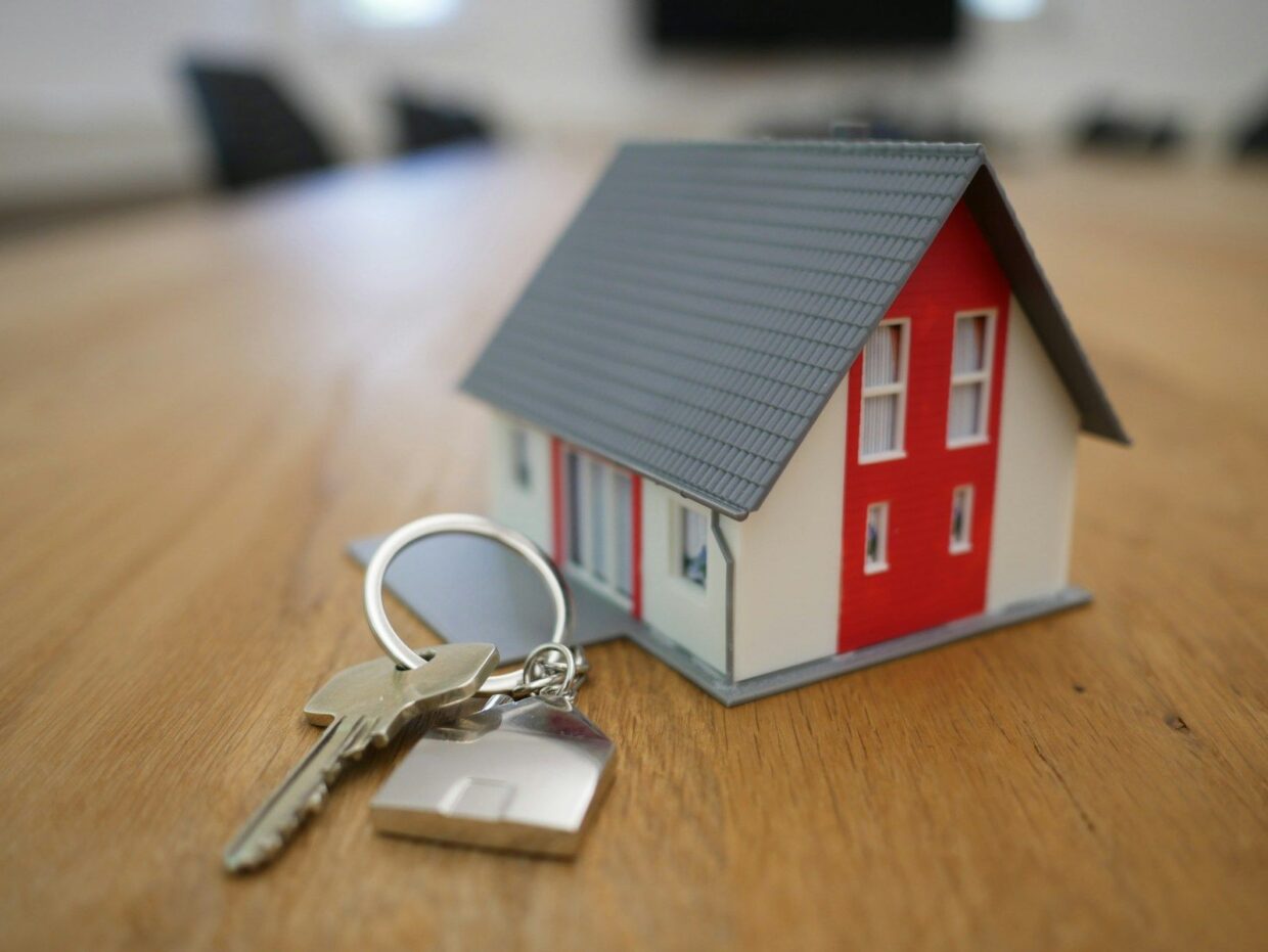 petite maison blanche et rouge avec clés
