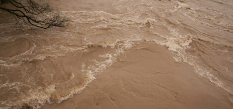 a river that has some brown water in it